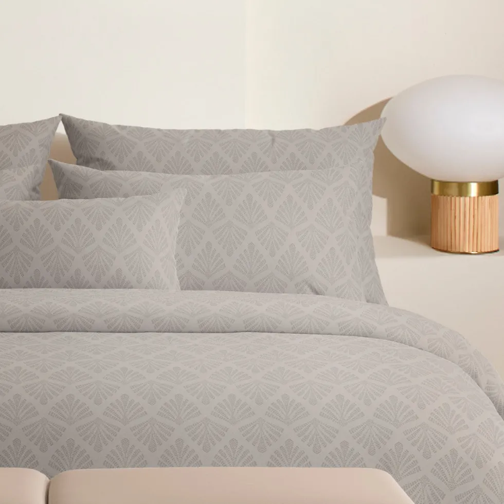 housse_de_couette__taies__3-71.webp Housse de couette + taie(s) d'oreiller satin de coton - Harmonie végétale Taupe / Taupe*Ines by Ines de la Fressange Best