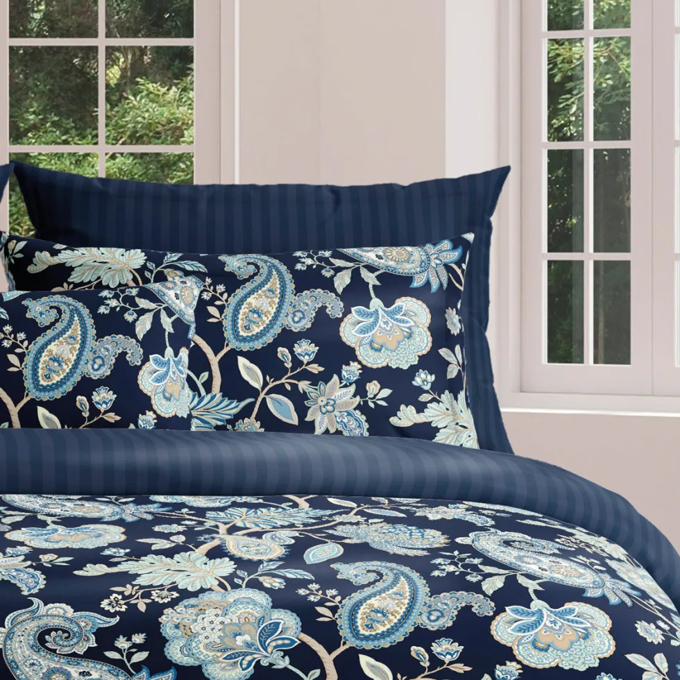 housse_de_couette__taies__3-78.webp Housse de couette + taie(s) d'oreiller satin de coton - Kashmir Bleu foncé*Maison Héritage Discount