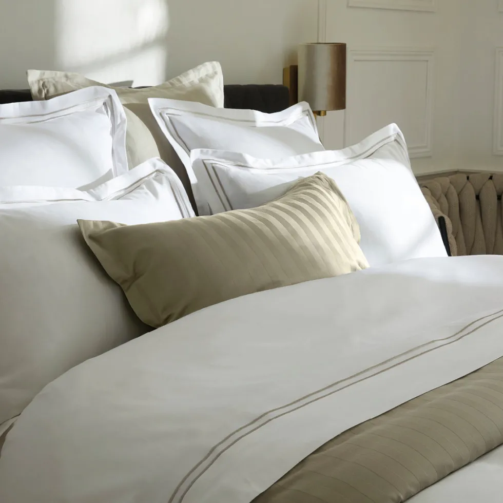 housse_de_couette__taies__4-22.webp Housse de couette + taie(s) d'oreiller satin de coton - Nice Taupe / Blanc*Rodier Best