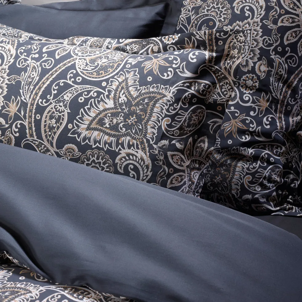 housse_de_couette__taies__4-47.webp Housse de couette + taie(s) d'oreiller satin de coton - Paisley Gris / Taupe*Chevignon Online