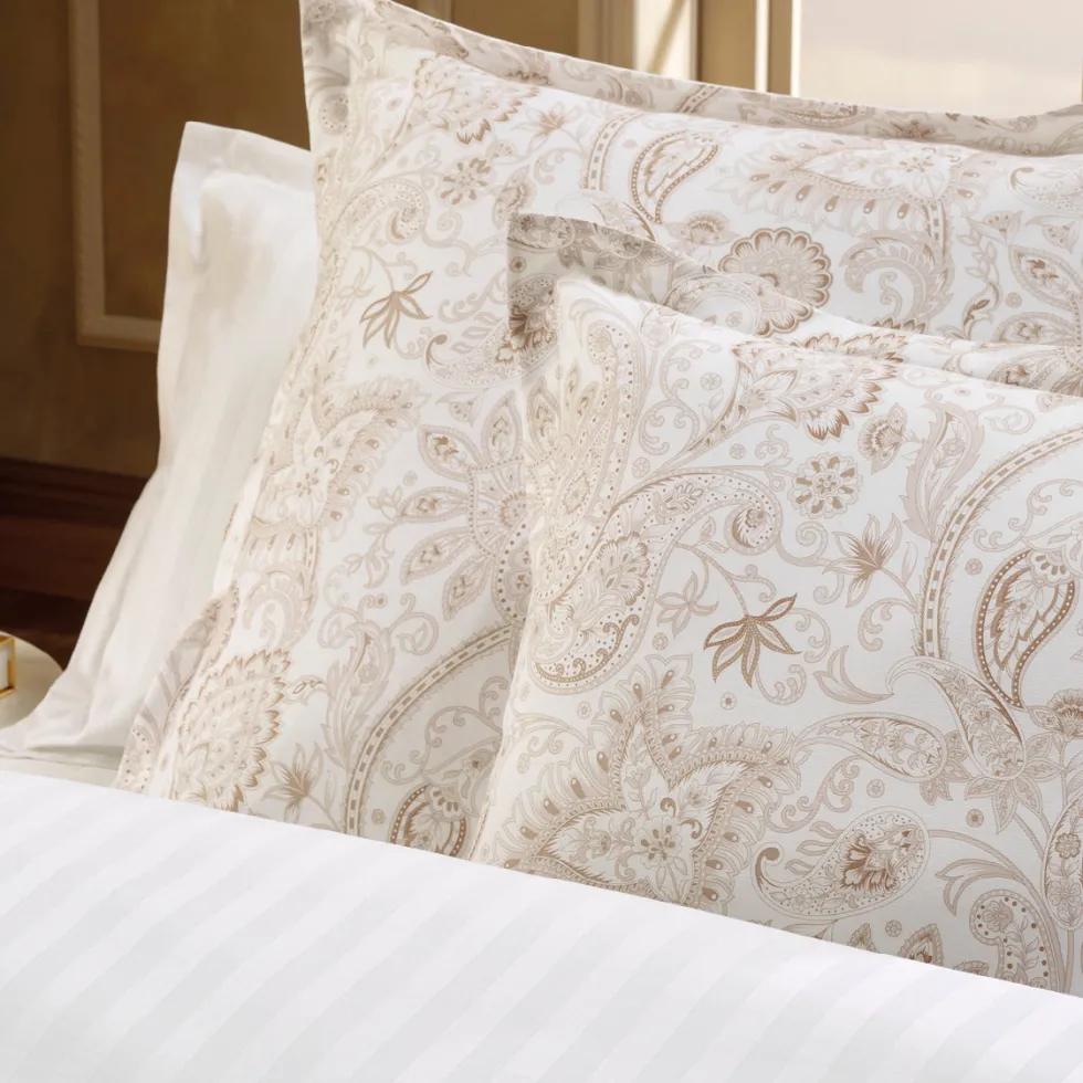 housse_de_couette__taies__4-48.webp Housse de couette + taie(s) d'oreiller satin de coton - Paisley Taupe*Chevignon Outlet