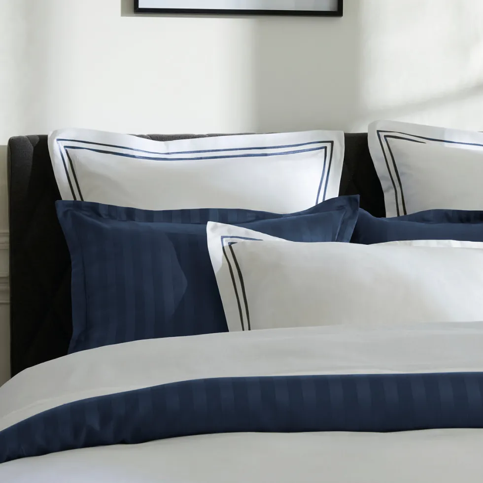 housse_de_couette__taies__4-6.webp Housse de couette + taie(s) d'oreiller satin de coton Saint-Tropez Bleu foncé / Blanc*Chevignon Fashion