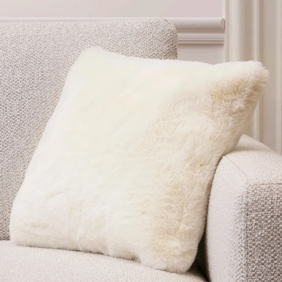 housse_de_coussin_imitati_1-5.webp Housse de coussin imitation fourrure Blanc - 40 x 40 cm*Maison Héritage New