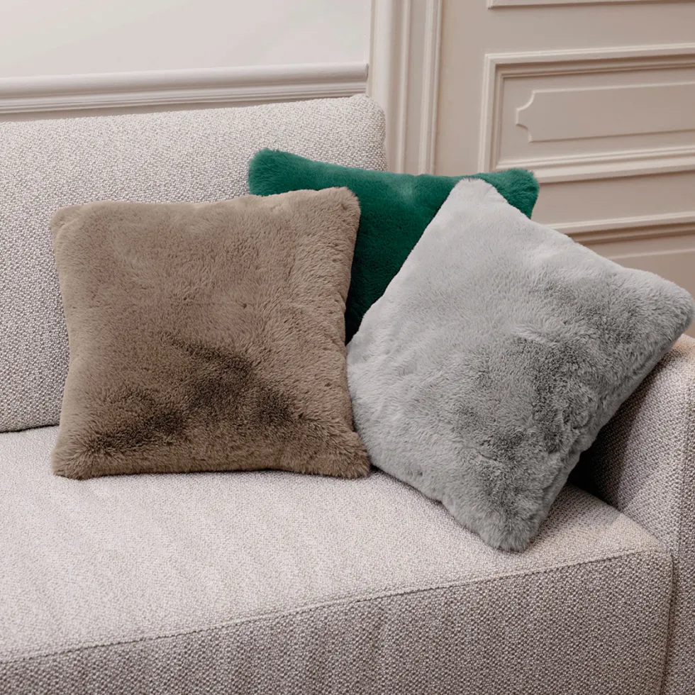 housse_de_coussin_imitati_2-2.webp Housse de coussin imitation fourrure Beige - 40 x 40 cm*Maison Héritage Clearance