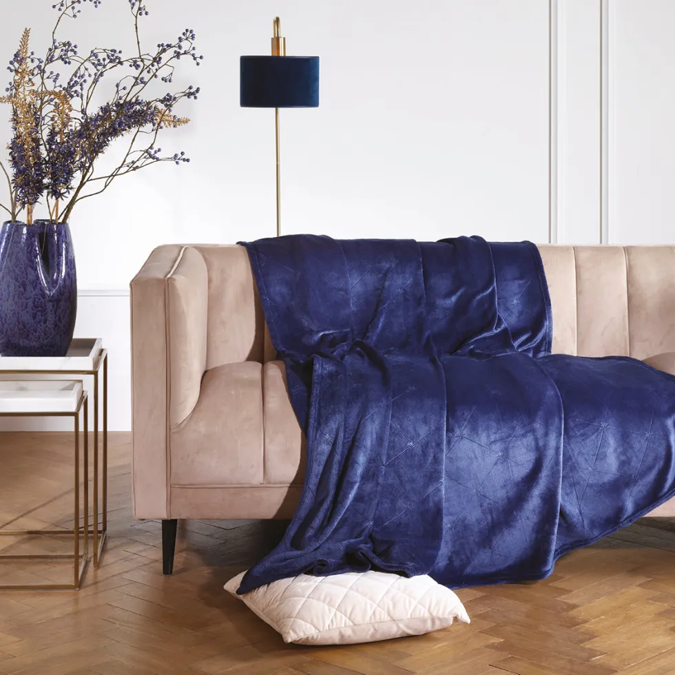 maxi_plaidcouvrelit_dessi_2-27.webp Maxi plaid/couvre-lit dessin : Diamond Bleu foncé - 180 x 220 cm*Ines by Ines de la Fressange Best