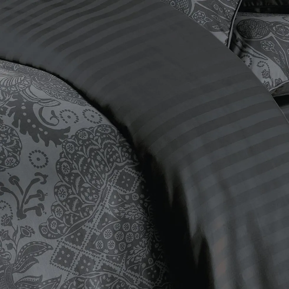 parure__housse_de_couette_2.webp PARURE - Housse de couette + taie(s) - Arles Gris foncé*CXLbyChristianLacroix New