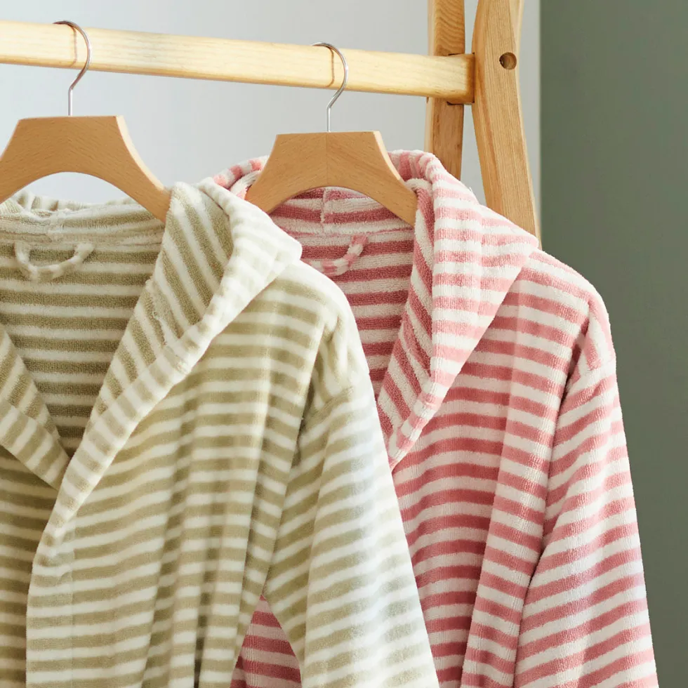 peignoir_avec_capuche_en__3-9.webp Peignoir avec capuche en coton ultra doux et absorbant - Bahamas rose*Rodier Outlet