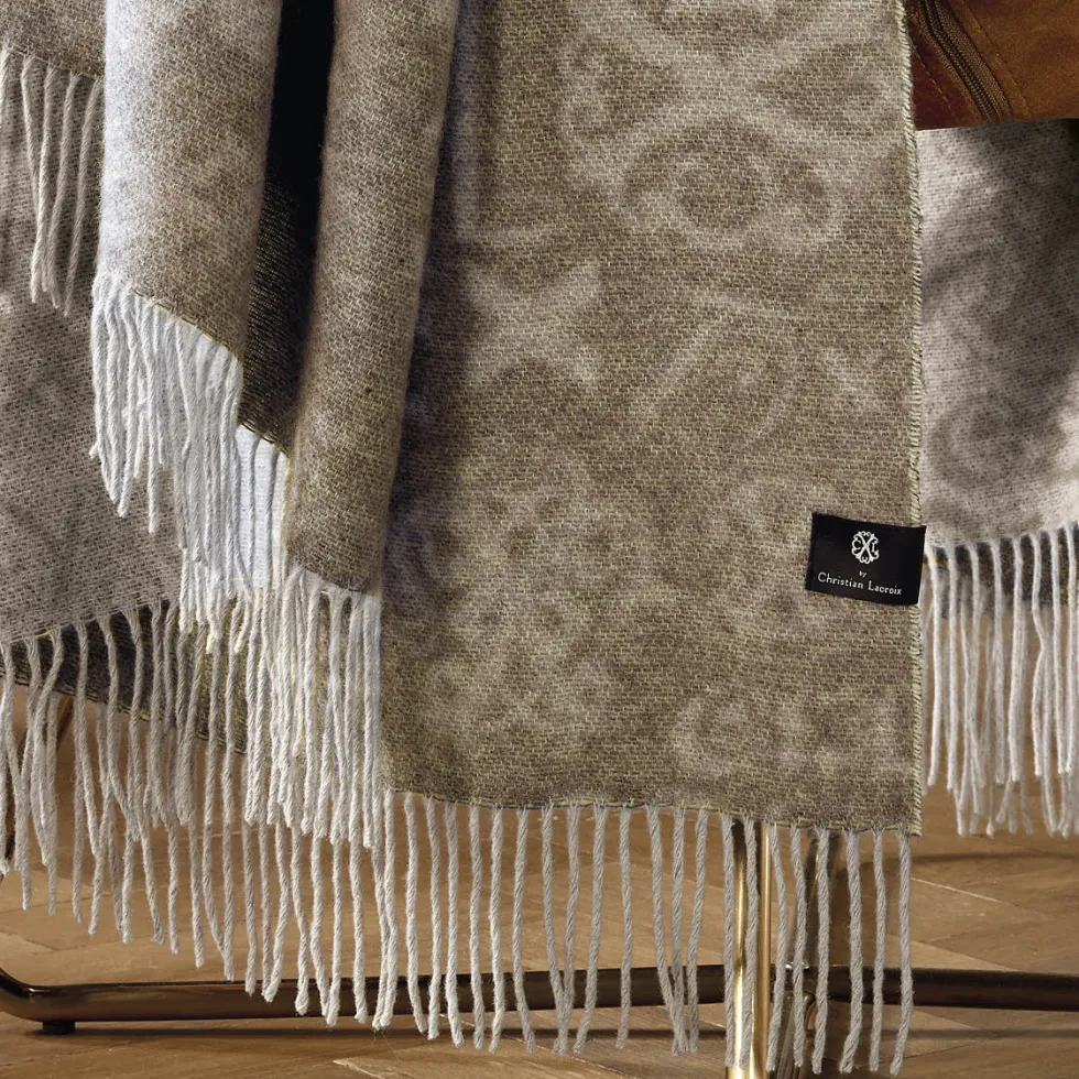plaid_tiss__signature_tau_2.webp Plaid tissé - Signature taupe : 130 x 180 cm*CXLbyChristianLacroix Outlet
