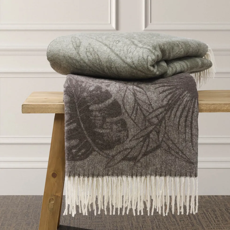 plaid_tiss_en_cachemire_t_2-5.webp Plaid tissé en cachemire Toucania Vert - 130 x 180 cm*Cacharel Fashion