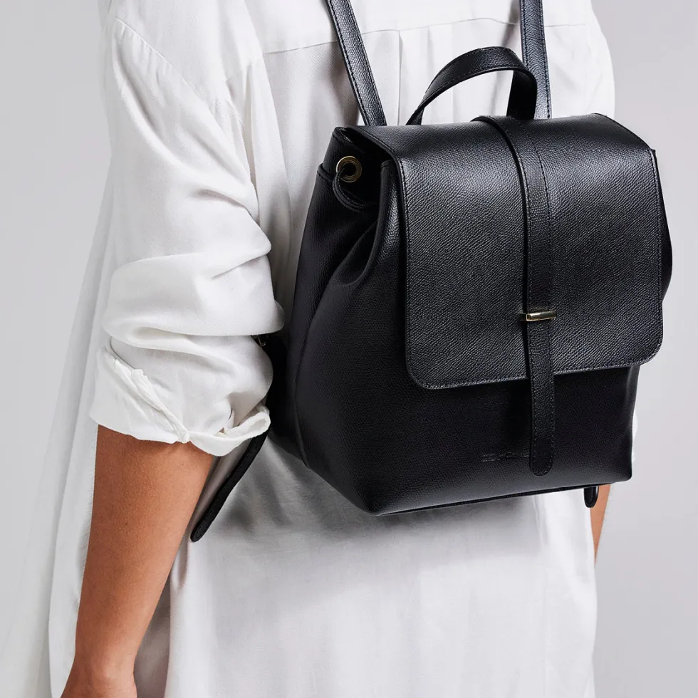 sac__dos_foch_en_cuir_de__5-1.webp Sac à dos Foch en cuir de veau italien et Suede*CXLbyChristianLacroix Discount