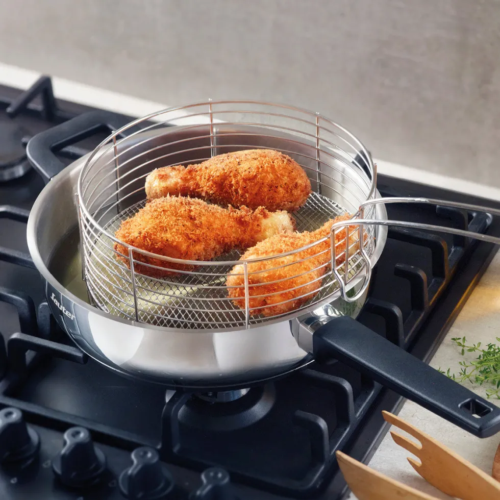 sauteuse_avec_couvercle_q_3.webp Sauteuse avec couvercle Qulinox - Triple fond - acier inoxydable - panier à friture - Argenté*Sauter Online