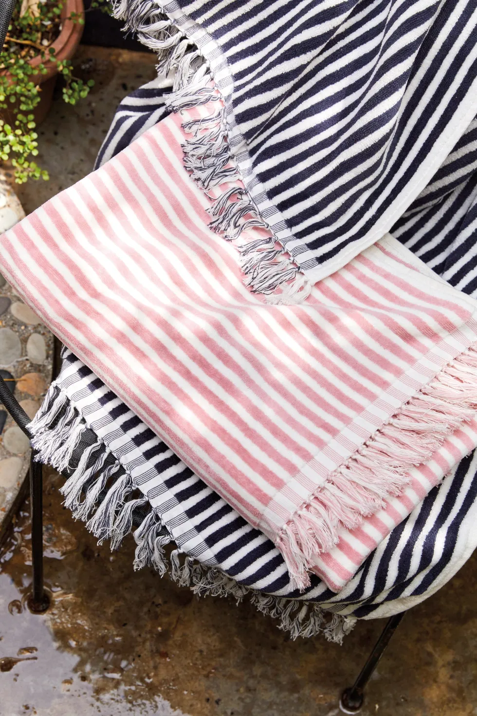serviette_de_plage__rayur_2-2.webp Serviette de plage à rayures en 100% coton - ultra douce et absorbante - Baléares Bleu foncé - 90 x 180 cm*Maison Héritage New