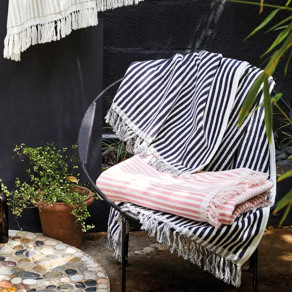 serviette_de_plage__rayur_2-5.webp Serviette de plage à rayures en 100% coton - ultra douce et absorbante - Cuba blue foncé - 90 x 180 cm*Chevignon Discount