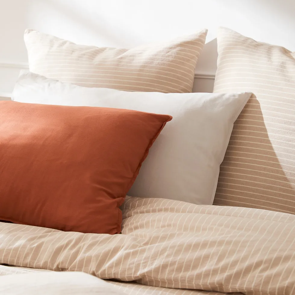 taies_doreiller_coton__ti_2.webp Taie(s) d'oreiller coton tissé teint - Achile Taupe*Chevignon Sale