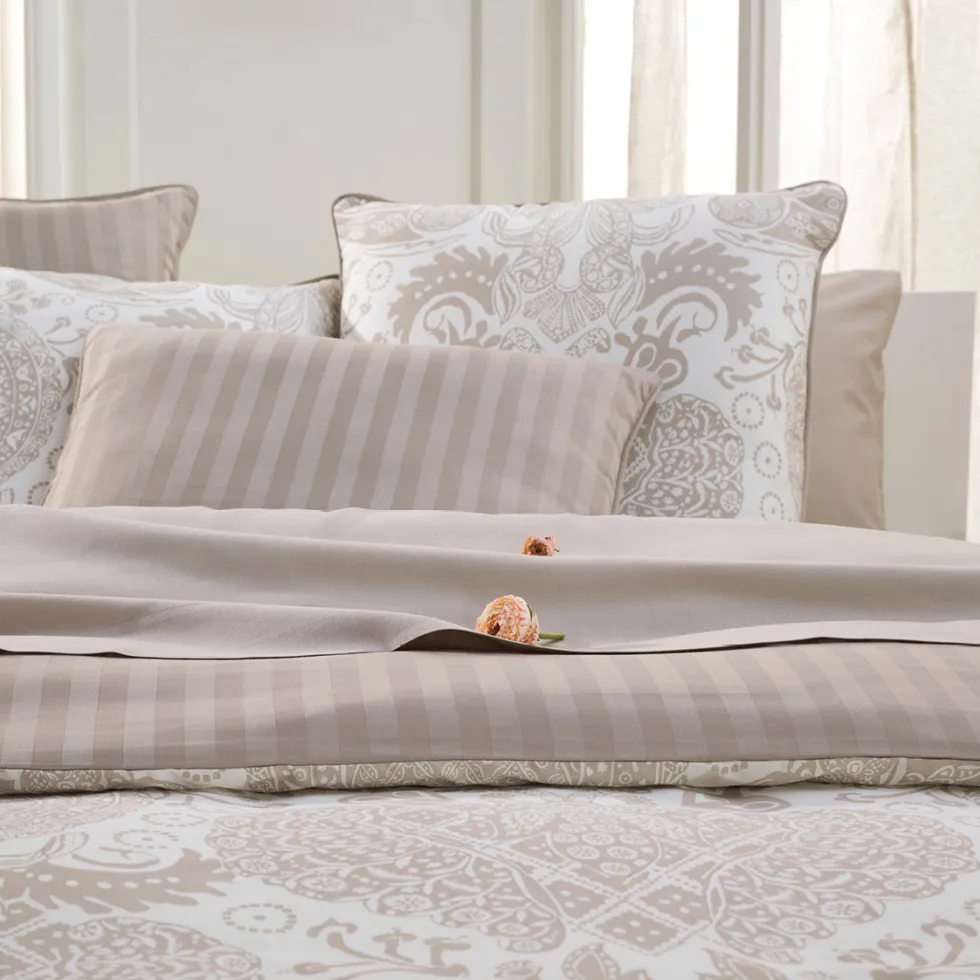 taies_doreiller_en_satin__1-7.webp Taie(s) d'oreiller en satin de coton - Arles Taupe*CXLbyChristianLacroix Outlet