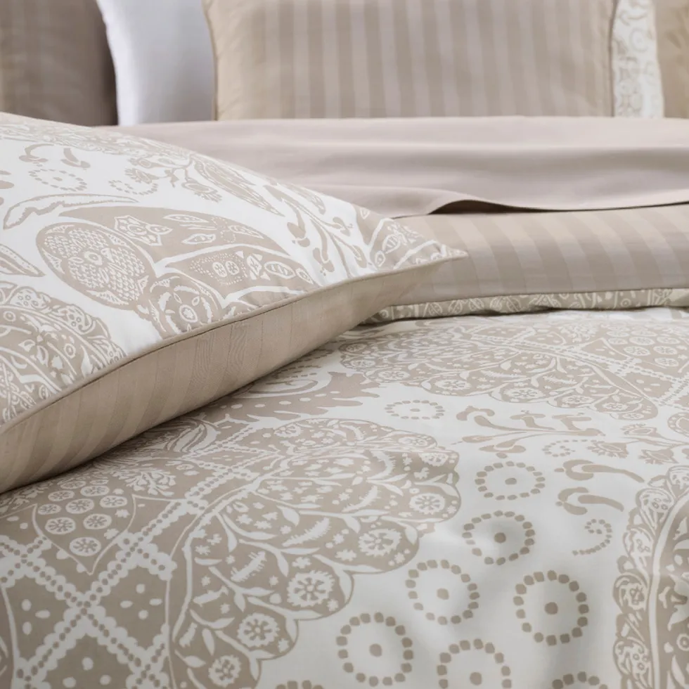 taies_doreiller_en_satin__3.webp Taie(s) d'oreiller en satin de coton - Arles Taupe*CXLbyChristianLacroix Hot