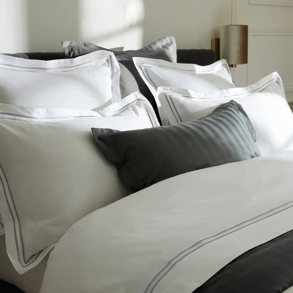 taies_doreiller_satin_de__2-92.webp Taie(s) d'oreiller satin de coton - Nice Gris / Blanc*Rodier New