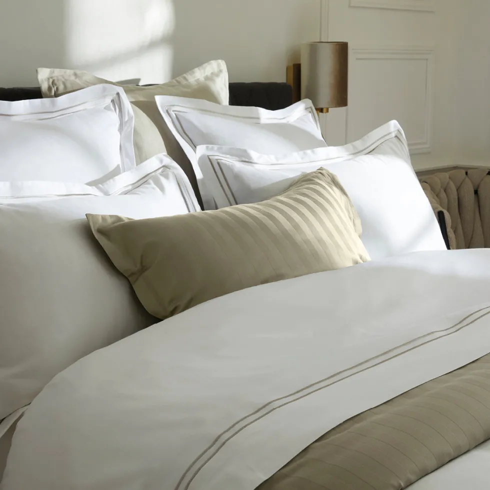 taies_doreiller_satin_de__2-94.webp Taie(s) d'oreiller satin de coton - Nice Taupe / Blanc*Rodier Fashion