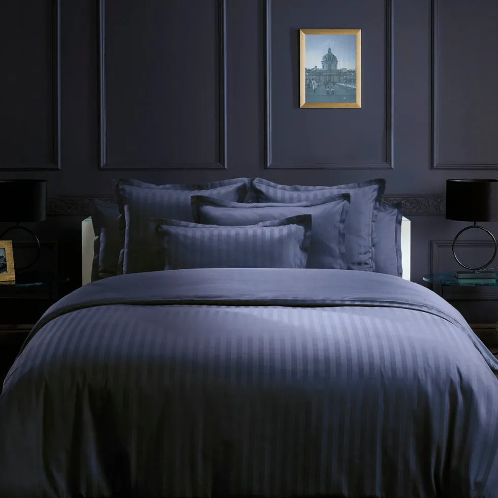 taies_doreiller_satin_de__2-99.webp Taie(s) d'oreiller satin de coton Jacquard woven - Bleu foncé*Maison Héritage Outlet