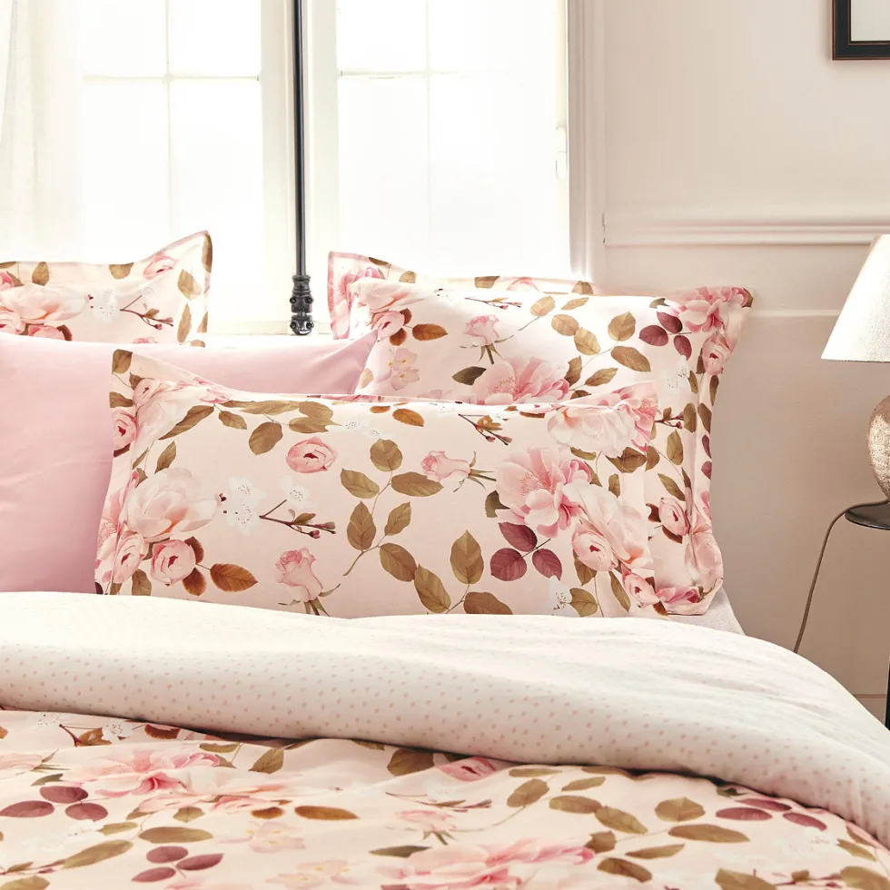 taies_doreiller_satin_de__3-193.webp Taie(s) d'oreiller satin de coton - Cerisier des Collines Rose*Cacharel New