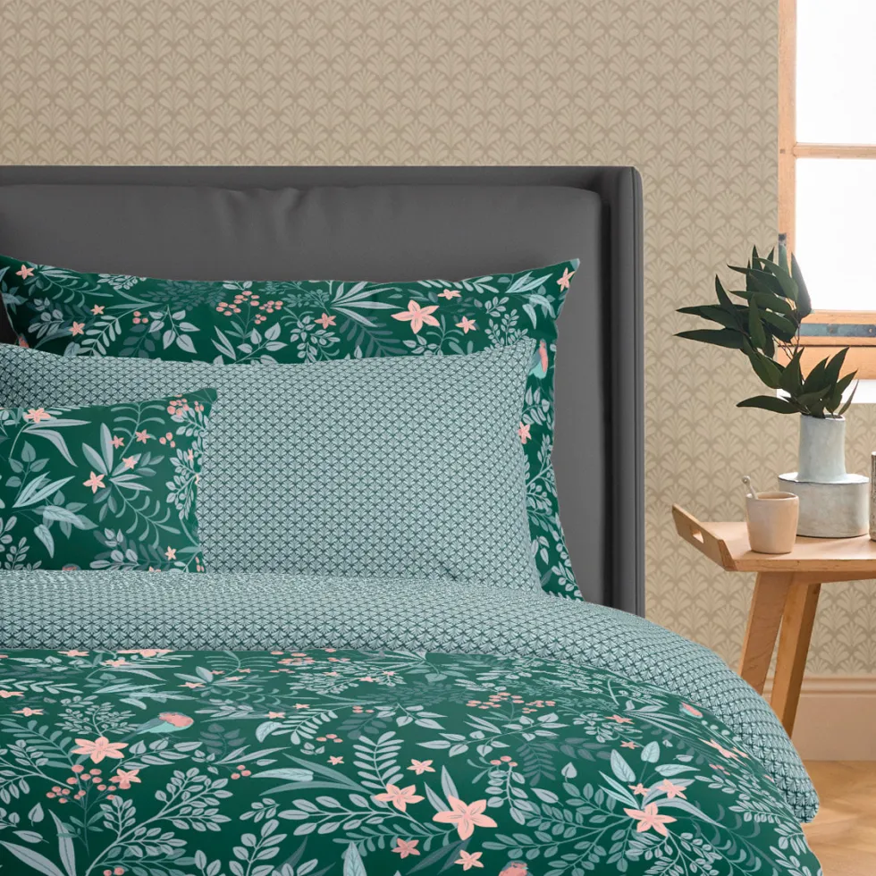 taies_doreiller_satin_de__3-56.webp Taie(s) d'oreiller satin de coton - Harmonie des oiseaux Vert*Rodier New