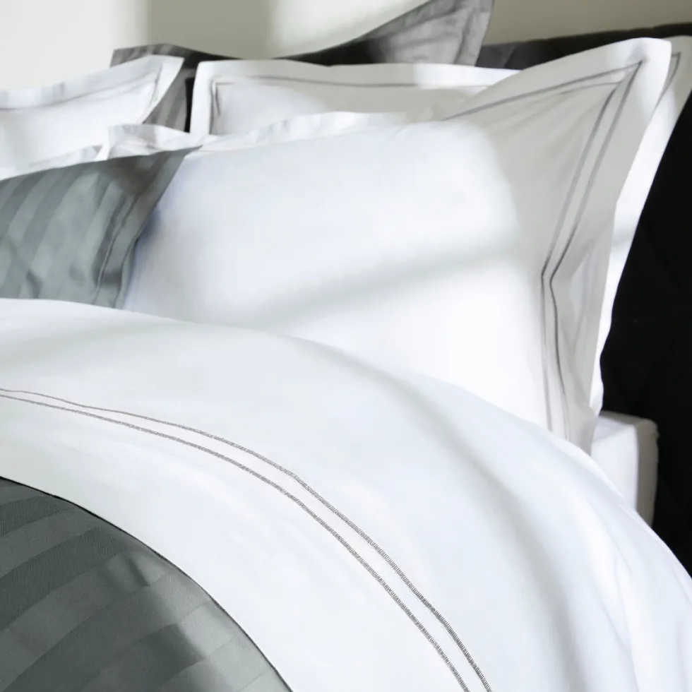 taies_doreiller_satin_de__3-91.webp Taie(s) d'oreiller satin de coton - Nice Gris / Blanc*Rodier New