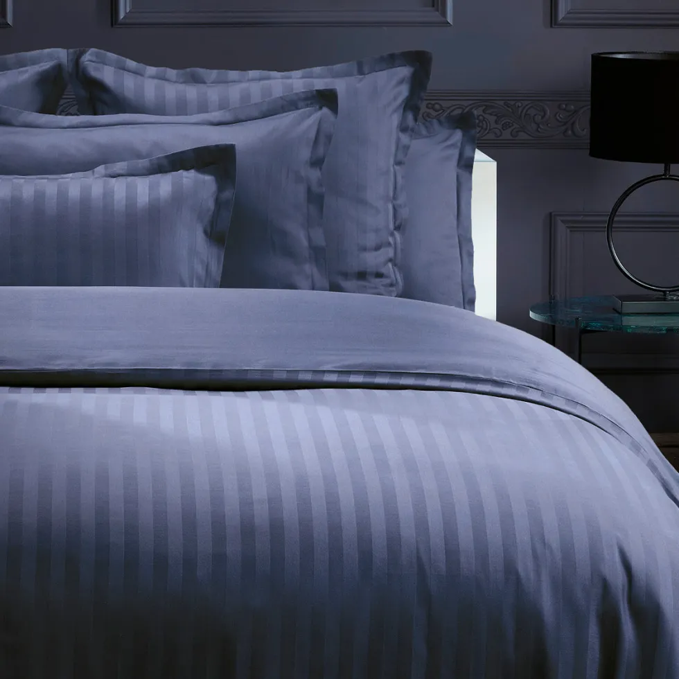 taies_doreiller_satin_de__3-98.webp Taie(s) d'oreiller satin de coton Jacquard woven - Bleu foncé*Maison Héritage Outlet